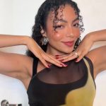Any Gabrielly Instagram - Maquie-se com @anygabriellyofficial e @glamourbrasil para a noite de Ano-Novo! ✨ A cantora divide com a gente os segredos de um look com efeito molhado, bem fresco e cool, para chegar lindíssima a 2024. Play! #GlamourTutorial #GRWMGlamour #AnyGabrielly