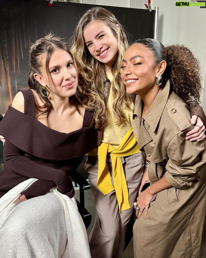 Any Gabrielly Instagram - DONZELAS 🩷 entrevistamos a @milliebobbybrown a convite da dona netinha 👑 SERÁ QUE ELA CHAMA DE BISCOITO OU BOLACHA? o filme está PERFEITO e a entrevista sai em breve 👀 @netflixbrasil 🎥 we interviewed millie, talked about growing pains, the importance of family, going through girlhood, and had her weigh in on a 🍪 debate — DAMSEL is perfect and we had so much fun today! thank you to @netflix and millie :) 👸 New York City