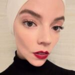 Anya Taylor-Joy Instagram - Bonne nuit, Paris. Ft Bébé Alien 🥀🛸