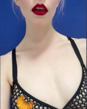 Anya Taylor-Joy Instagram - Quel beau moment magique. 

Merci à toute l'équipe @dior pour votre accueil... vous avez rempli mon coeur. 

@mariagraziachiuri @mathildefavier @fannybourdettedonon @staceykubasak @peterphilipsmakeup @gregoryrussellhair @diorbeauty