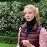 Anya Taylor-Joy Instagram - Esta foto fue sacada cinco minutes después de llegar a Buenos Aires por la primera vez en tres años. No podía para de llorar de la emoción . Esperemos que este año sea uno que nos deja unirnos con la gente y los lugares que queremos tanto. Un beso grande y feliz año a todos… cuídense♥️🕊 Argentina