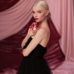 Anya Taylor-Joy Instagram - 🕊💋🕊 @viktorandrolf_fragrances #HappyCoutureHolidays #viktorandrolfholidays #flowerbomb