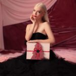 Anya Taylor-Joy Instagram - 🎄It’s that timeeeeee🎄 I LOVE Christmas. Come celebrate with us :) @viktorandrolf_fragrances #HappyCoutureHolidays #viktorandrolfholidays