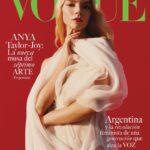 Anya Taylor-Joy Instagram - 🕊🩸🕊 Ni puedo explicar el orgullo que tengo sabiendo que mi primer reportaje para Vogue resulta en tres tapas para Espana, México y Latino America :) Gracias a este equipo espectacular… ¡un besote!