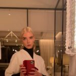 Anya Taylor-Joy Instagram - Quel beau moment magique. Merci à toute l'équipe @dior pour votre accueil... vous avez rempli mon coeur. @mariagraziachiuri @mathildefavier @fannybourdettedonon @staceykubasak @peterphilipsmakeup @gregoryrussellhair @diorbeauty Paris, France