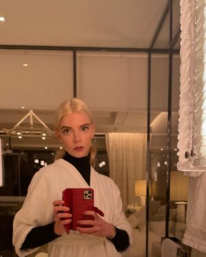 Anya Taylor-Joy Instagram - Quel beau moment magique. 

Merci à toute l'équipe @dior pour votre accueil... vous avez rempli mon coeur. 

@mariagraziachiuri @mathildefavier @fannybourdettedonon @staceykubasak @peterphilipsmakeup @gregoryrussellhair @diorbeauty