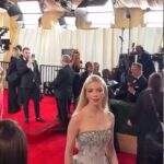 Anya Taylor-Joy Instagram - Un momento soñado. A los 12 le prometí a mi papa que, si algún día me invitaran a los Oscars, lo llevaría …🥹 Llena de gratitud🐚 And completely blown away by my @dior @jaegerlecoultre + @tiffanyandco family. To wear a @mariagraziachiuri reimagining of the 1949 Venus Dress was the icing on the most delicious of cakes. Thank you 🦋