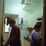Apoorva Arora Instagram - दुनिया के किसी भी कोने में जाती हूँ, जो कुछ देखती हूँ, नया, रंगीन, अजब सा, जिसकी कल्पना मेरे जैसे आम इंसान ने नहीं की होती, या सर्फ सिनेमा और साहित्य में देखा होता है, सोचती हूँ मेरी माँ को कितना अच्छा लगेगा फिल्मों और किताबों में देखा पढ़ा जैसा कुछ जीने को मिलता है तो समझ नहीं आता इसे ठीक से जी रही हूँ या अब भी कोई कमी है। कहीं मैं आधा अधूरा तो नहीं महसूस कर रही, कहीं मेरा कैनवस दूसरों के जिए हुए के भूसले रंगों से भर तो नहीं गया है? मेरी माँ ने ना सिनेमा देखा है ना कभी ज़्यादा पढ़ा है, वो इसे जीती तो कैसे जीती? उनका कैनवस ख़ाली ना सही, अपनी आप बीती के पक्के रंगों से कहीं कहीं भरा होगा शायद। अब भी थोड़ी ख़ाली जगह होगी शायद। वो यहाँ आ जाती तो मैं भी देख लेती कि इसे असल में कैसे जीना है। -अपूर्वा #ShotOnFilm #kodakgold200 Scanned and developed by- @zhenwei.film