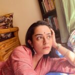Apoorva Arora Instagram - उन के देखे से जो आ जाती है मुंह पर रौनक़ वो समझते हैं कि बीमार का हाल अच्छा है देखिए पाते हैं उश्शाक़ बुतों से क्या फ़ैज़ इक बरहमन ने कहा है कि ये साल अच्छा है क़तरा दरिया में जो मिल जाए तो दरिया हो जाए काम अच्छा है वो जिस का कि मआल अच्छा है हम को मालूम है जन्नत की हक़ीक़त लेकिन दिल के ख़ुश रखने को ‘ग़ालिब’ ये ख़याल अच्छा है