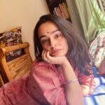 Apoorva Arora Instagram - उन के देखे से जो आ जाती है मुंह पर रौनक़ वो समझते हैं कि बीमार का हाल अच्छा है देखिए पाते हैं उश्शाक़ बुतों से क्या फ़ैज़ इक बरहमन ने कहा है कि ये साल अच्छा है क़तरा दरिया में जो मिल जाए तो दरिया हो जाए काम अच्छा है वो जिस का कि मआल अच्छा है हम को मालूम है जन्नत की हक़ीक़त लेकिन दिल के ख़ुश रखने को ‘ग़ालिब’ ये ख़याल अच्छा है