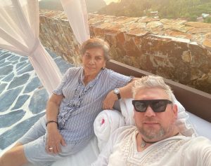Aracely Arámbula Instagram - Feliz Día del padre mi amado @drleoarambulaoficial gracias por ser el mejor hermano Padre y tío gracias por siempre llevar de tu mano a mis hijos y ayúdame a guiarlos con todo el AMOR con toda  sabiduría y con todo lo mejor por llenarlos de risas ✨🙏✨♥️🎂🎉 TE AMAMOS celebrando porque el cielo tiene fiesta con nuestra chuladita. ✨🙏✨🎂🎊🥳😘