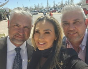 Aracely Arámbula Instagram - Feliz Día del padre mi amado @drleoarambulaoficial gracias por ser el mejor hermano Padre y tío gracias por siempre llevar de tu mano a mis hijos y ayúdame a guiarlos con todo el AMOR con toda  sabiduría y con todo lo mejor por llenarlos de risas ✨🙏✨♥️🎂🎉 TE AMAMOS celebrando porque el cielo tiene fiesta con nuestra chuladita. ✨🙏✨🎂🎊🥳😘