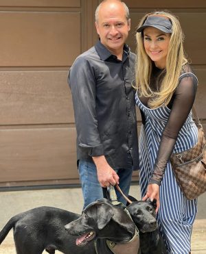 Aracely Arámbula Instagram - Amor del bueno !!! ✨🐶🐶🐶♥️♥️♥️ mis rescatados listos para irse en adopción a mi amada tierra Chihuahua 🫶 abrazándonos porque se van la cd Juárez donde van a estar super bien atendidos y con mucho espacio para correr libres donde puedan jugar y pasarla muy bien ✨👌🫶👍🏻😍🐶 gracias por adoptar a Luka mi niño de la camada de la güera que uds vieron en mis historias es in perrazo divino que amo y lo tuve en casa mucho tiempo muy felices y ahora con nuevo hogar ✨🫶 y la pinta rescatada de la calle con un tumor enorme cancerígeno a quien atendimos y le dimos tratamiento recibió sus quimios en abril del año pasado me llamo la veterinaria y me dijo la tenemos que dormir 🫢☹️🥲 lamé puse a llorar y le dije que hicieran todo para salvarla ✨🙏✨ me puse a pedir por ella junto con Judith y a las dos horas me mandan un video donde estaba reaccionando 😅✨🙏✨ Asi que hemos luchado mucho junto con ella por su vida y que ahora mi pinta tiene un gran hogar 🫢😍👌y ya recuperada a ella la vi en un post de @amorsinraza y tome el caso , Mauri estaba en una de mis locaciónes de La Madrastra en la iglesia con su patita lastimada la lleve al veterinario y se recuperó muy bien han pasado muchos meses los que son rescatistas saben que no es fácil que nos adopten perritos de talla grande perro con paciencia y mucho amor se logró gracias siempre hay que apostar a lo positivo y luchar por hacerlo posible estoy muy muy contenta porque les pude cumplir a estos 3 perritos y hay tantos esperando así que PORFAVOR pero no paremos de ayudar y darles la mano y pasar el mensaje de amar a los animales de respetar sus vidas y luchar por sus derechos y por darles voz ✨🙏✨ ellos valen mucho y siempre merecen una oprtunidad de mejorar su vida ✨🫶✨🐶🐶🐶 los perritos rescatados son los más agradecidos ♥️♥️♥️✨GRACIAS a toda mi ARAFAMILIA que ha seguido mis pasos como @anissapanal en españa y asi much@s GRACIAS DE CORAZÓN ♥️ NO PAREMOS 🙏😃🫶 #LOSAMO OOOOOOO !!!!!!!!