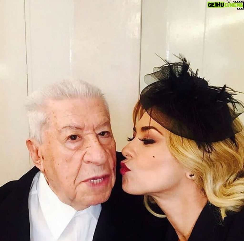 Aracely Arámbula Instagram - FELIZ CUMPLEAÑOS 🎂🎁🎉🎈🎊 Mi adoradisimo MAESTRO Don Ignacio LopezTarso que DIOS lo siga llenando de AMOR ,de infinita SALUD y de la gran admiración del público que tanto lo quiere Felicidades lo Amamos mucho !!!!! HAPPY BIRTHDAY 🎂🎉🎈