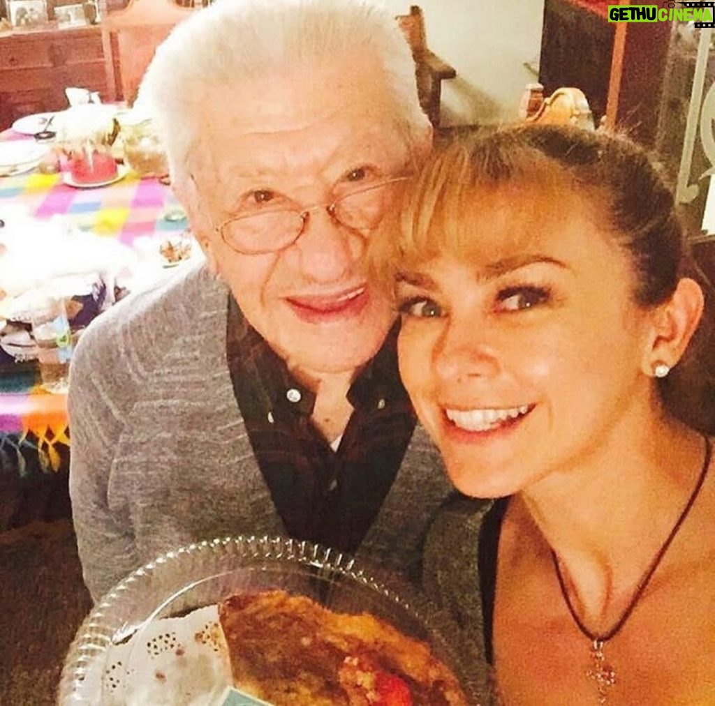 Aracely Arámbula Instagram - FELIZ CUMPLEAÑOS 🎂🎁🎉🎈🎊 Mi adoradisimo MAESTRO Don Ignacio LopezTarso que DIOS lo siga llenando de AMOR ,de infinita SALUD y de la gran admiración del público que tanto lo quiere Felicidades lo Amamos mucho !!!!! HAPPY BIRTHDAY 🎂🎉🎈