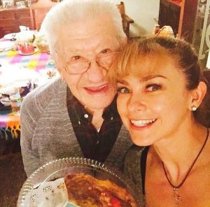Aracely Arámbula Instagram - FELIZ CUMPLEAÑOS 🎂🎁🎉🎈🎊 Mi adoradisimo MAESTRO Don Ignacio LopezTarso que DIOS lo siga llenando de AMOR ,de infinita SALUD  y de la gran admiración del público que tanto lo quiere  Felicidades lo Amamos mucho !!!!! HAPPY BIRTHDAY 🎂🎉🎈