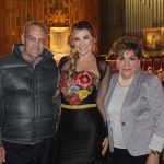 Aracely Arámbula Instagram - Hoy en un día tan hermoso y especial quiero compartirles este video que me hace vibrar el corazón ya van hacer 5 meses de tu partida Papá y mi corazón no había podido compartir mi sentir porque ha sido un tiempo muy difícil donde he aprendido muchas cosas no dejas de enseñarme cada día de tu mano con la fuerza del Amor hoy quiero honrar tu vida y darte GRACIAS como todos los días por tanto Amor Y tantas bendiciones vividas no me falto decirte nada solo extraño demasiado tus abrazos y tus besos toda una vida protegida y llena de tu amor que hoy a 3 días de cumplir 5 meses de tu partida apenas puedo decirles a todos ustedes mi #Arafamila bella GRACIAS por sus mensajes de aliento de cariño y apoyo han sido muy importantes para darle fuerza a mi corazon dias buenos días tristes días que duelen pero tomando lo mejor de cada momento vivido que han sido muchos solo quiero decir GRACIAS A MI PADRE QUE SIGUE SIENDO EL MEJOR QUE DIOS ME PUDO REGALAR🙏✨❤️ EL MEJOR PADRE Y ABUELO GRACIAS SIEMPRE AQUÍ TE VEO CADA VEZ QUE TE EXTRAÑO EN ESTE BELLÍSIMO VIDEO DONDE ME ACOMPAÑARON MI MAMA Y TU A CANTARLE A NUESTA VIRGENCITA 🙏✨🎤 Y DONDE TE PUEDO SEGUIR ABRAZANDOTE FUERTEMENTE CON MI ALMA 🙏✨GRACIAS CADA DÍA CELEBRAMOS TU VIDA ETERNA PAPÁ ✨🙏✨🕊❤️ TE AMAMOS Coquito Leo Meny Leito Isela Migue Dany y yo ❤️❤️❤️❤️❤️❤️❤️❤️🙏✨✨✨✨✨✨✨✨✨✨y siempre te veo con eses gusto cómo estás en la foto final de este post así dicendome TODO ESTÁ BIEN !!!! A echarle ganas ❤️❤️❤️❤️❤️❤️👍🙏