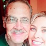 Aracely Arámbula Instagram - Hoy en un día tan hermoso y especial quiero compartirles este video que me hace vibrar el corazón ya van hacer 5 meses de tu partida Papá y mi corazón no había podido compartir mi sentir porque ha sido un tiempo muy difícil donde he aprendido muchas cosas no dejas de enseñarme cada día de tu mano con la fuerza del Amor hoy quiero honrar tu vida y darte GRACIAS como todos los días por tanto Amor Y tantas bendiciones vividas no me falto decirte nada solo extraño demasiado tus abrazos y tus besos toda una vida protegida y llena de tu amor que hoy a 3 días de cumplir 5 meses de tu partida apenas puedo decirles a todos ustedes mi #Arafamila bella GRACIAS por sus mensajes de aliento de cariño y apoyo han sido muy importantes para darle fuerza a mi corazon dias buenos días tristes días que duelen pero tomando lo mejor de cada momento vivido que han sido muchos solo quiero decir GRACIAS A MI PADRE QUE SIGUE SIENDO EL MEJOR QUE DIOS ME PUDO REGALAR🙏✨❤️ EL MEJOR PADRE Y ABUELO GRACIAS SIEMPRE AQUÍ TE VEO CADA VEZ QUE TE EXTRAÑO EN ESTE BELLÍSIMO VIDEO DONDE ME ACOMPAÑARON MI MAMA Y TU A CANTARLE A NUESTA VIRGENCITA 🙏✨🎤 Y DONDE TE PUEDO SEGUIR ABRAZANDOTE FUERTEMENTE CON MI ALMA 🙏✨GRACIAS CADA DÍA CELEBRAMOS TU VIDA ETERNA PAPÁ ✨🙏✨🕊❤️ TE AMAMOS Coquito Leo Meny Leito Isela Migue Dany y yo ❤️❤️❤️❤️❤️❤️❤️❤️🙏✨✨✨✨✨✨✨✨✨✨y siempre te veo con eses gusto cómo estás en la foto final de este post así dicendome TODO ESTÁ BIEN !!!! A echarle ganas ❤️❤️❤️❤️❤️❤️👍🙏