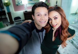 Aracely Arámbula Instagram - Nuestro adorado Rafa en @madrastra_oficial  gran capítulo el de ayer 🙏🏻♥️👌🏻👏🏻👏🏻👏🏻 mi EMI querido mi niño bello y súper Talentoso que lindo proyecto TE QUIERO MUCHO y te deseo TODO EL ÉXITO DEL MUNDO !!!!! ♥️😘👏🏻 por siempre Te Ama TU MADRASTRA @aracelyarambula ♥️😘