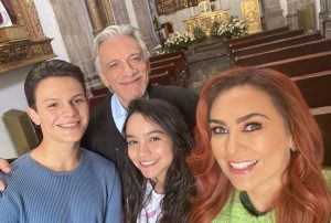 Aracely Arámbula Instagram - Mis niños bellos y mi querido Padre José @jcbarreto11 hermoso trabajo en @madrastra_oficial Jime @karlagaytanp y mi Rafa @yosoy_emi 👌🏻👏🏻👏🏻👏🏻👏🏻👏🏻 Los quiero tanto !!!!! Felicidades por el gran trabajo ultima semana de #Lamadrastra por @televisa y hoy gran comienzo por @univision 🙏🏻♥️ gracias a todos por hacer de esta historia un ÉXITO !!! 🙏🏻🙏🏻🙏🏻🙏🏻♥️😘😘😘 los Amooooo