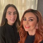 Aracely Arámbula Instagram - Detrás de cámaras en el promo tan bonito y especial que me hizo @televisa @univision para #LaMadrastra ya en recta final en MÉXICO GRAN FINAL ESTE VIERNES !!! 🎭 Y comenzando por USA en @univision 🎭 Gracias #Arafamilia bella por tanto #losamo ♥️♥️♥️ ♥️♥️♥️♥️ gracias equipo @drleoarambulaoficial @karlaa.anzaldo 💄 mi querido @delarosamakeup 💇‍♀️ cabello Adrián & Stylist @pierinachiquini @juan_montes ♥️👌🏻🎊🎭👏🏻👏🏻👏🏻 y mi joven y talentosa directora @damianaacuna 🎭♥️