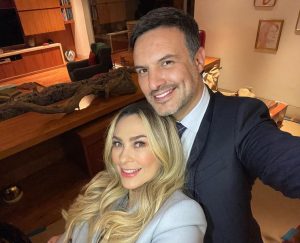 Aracely Arámbula Instagram - Trabajando con mucho AMOR para ustedes aquí les presento a mi marido en La Rebelión de las Esposas aquí Mauricio y Monica 👩‍❤️‍👨❤️ me encanta comenzar el año con este proyecto que me emociona muchísimo!!! 😃 Muy agradecida de volver al set después de un largo tiempo de pandemia en el que  extrañe mucho actuar y hacer televisión para ustedes mi #Arafamilia bella #Feliz de coincidir de nuevo con mi Patrona bella @lavalentan poder abrazarnos de nuevo y filmar para ustedes una historia que deseo de todo corazón les guste tanto como las otras, estoy disfrutando mucho tener esta oportunidad de hacer lo que tanto me gusta ✨🙏🏻✨ y me alegra muchísimo coincidir porque si lo planeamos no se da y que Alegría poder trabajar de nuevo mi adorado @alexdelamadrid me rio tanto contigo gozo las carcajadas !!! 🎊😂 y que lindo después de tanto tiempo de un gran cariño y ahora reunidos aquí con nuestra milletita amada y nuestra Valen que bueno 👌🏻 🙏🏻👏🏻👏🏻👏🏻 amo este comienzo y deseo un 2022 lleno primero que nada de INFINITA SALUD y también deseo que esta serie les guste mucho porque la haremos con todo el corazón dejando parte de nuestra Alma como siempre para llegar hasta ustedes y hasta el corazón de su hogar  muy #agradecida ✨🙏🏻❤️ y siempre mi cariño y AMOR  para ustedes !!! ❤️😘😘😘 #Losamo