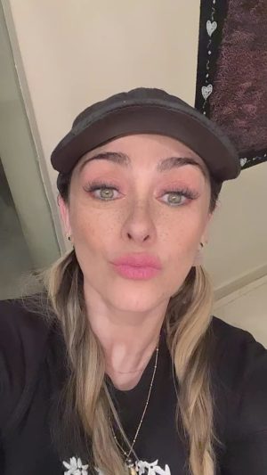Aracely Arámbula Instagram - 🫶 ✌️😅😘