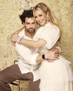 Aracely Arámbula Instagram - FELIZ CUMPLEAÑOS 🎂🎁🎉🎊🎈📸👌🏻😘 querido @urielsantanafoto que tengas larga vida con toda la SALUD Y MILLONES DE BENDICIONES !!! Y que podamos seguir disfrutando de tantos momentos mágicos con tu cariño y risas cuando trabajamos shabesss lo que igo ?…. 😅😂😘👍🏻🎊 TE QUIERO MUCHO !!!! #happybirthday #Love que la sigas pasando #Super #Cool #loveyou ❤️😘🎊