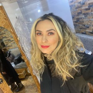 Aracely Arámbula Instagram - Feliz Vierneeeeessssss !!!! Mi #Arafamilia hermosa GRACIAS POR TANTO AMOR !!!! Y todos sus mensajes !!!!! ♥️🙏🏻😘aquí filmando para ustedes #Larebelión @streampantaya pronto estaré de vuelta con ustedes ♥️😘🎊