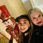 Aracely Arámbula Instagram - Mi mise bella de mi corazón @anaceliaurquidi Felicidades siempre celebró tu vida y me alegra tanto tenerte en la mía 🎂🎊🎁🙏🏻 TE QUIERO MUCHO !!!! Larga vida con toda la Salud !!!! Abrazote y que sigan las rosas de siempre y sigamos creando juntas y gozando como cada momento #Loveyou Happybirthday !!!! You and dolecita 🎂🎊🎁😘❤️❤️
