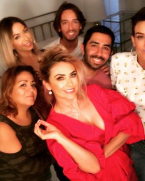 Aracely Arámbula Instagram - Recuerdos tan lindos con mi querido Jesús Cordero grandes momentos compartidos 👌🏻😘 abrazos y gracias por tu Talento y tu buena onda de siempre contagiando la mejor energía !!! Abrazos hasta  miami a ti y a mi equipo lindo de esa sesión @veropeque @makeupbyade @genaromaldo Jeny Art & @ashlyshands 😘😘😘😘😘 .#Loveit 🎭♥️😘