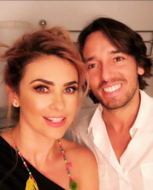 Aracely Arámbula Instagram - Recuerdos tan lindos con mi querido Jesús Cordero grandes momentos compartidos 👌🏻😘 abrazos y gracias por tu Talento y tu buena onda de siempre contagiando la mejor energía !!! Abrazos hasta  miami a ti y a mi equipo lindo de esa sesión @veropeque @makeupbyade @genaromaldo Jeny Art & @ashlyshands 😘😘😘😘😘 .#Loveit 🎭♥️😘