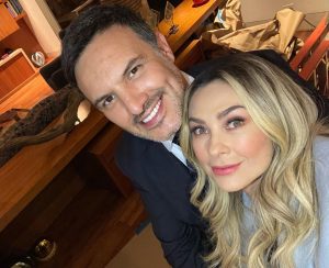 Aracely Arámbula Instagram - Trabajando con mucho AMOR para ustedes aquí les presento a mi marido en La Rebelión de las Esposas aquí Mauricio y Monica 👩‍❤️‍👨❤️ me encanta comenzar el año con este proyecto que me emociona muchísimo!!! 😃 Muy agradecida de volver al set después de un largo tiempo de pandemia en el que  extrañe mucho actuar y hacer televisión para ustedes mi #Arafamilia bella #Feliz de coincidir de nuevo con mi Patrona bella @lavalentan poder abrazarnos de nuevo y filmar para ustedes una historia que deseo de todo corazón les guste tanto como las otras, estoy disfrutando mucho tener esta oportunidad de hacer lo que tanto me gusta ✨🙏🏻✨ y me alegra muchísimo coincidir porque si lo planeamos no se da y que Alegría poder trabajar de nuevo mi adorado @alexdelamadrid me rio tanto contigo gozo las carcajadas !!! 🎊😂 y que lindo después de tanto tiempo de un gran cariño y ahora reunidos aquí con nuestra milletita amada y nuestra Valen que bueno 👌🏻 🙏🏻👏🏻👏🏻👏🏻 amo este comienzo y deseo un 2022 lleno primero que nada de INFINITA SALUD y también deseo que esta serie les guste mucho porque la haremos con todo el corazón dejando parte de nuestra Alma como siempre para llegar hasta ustedes y hasta el corazón de su hogar  muy #agradecida ✨🙏🏻❤️ y siempre mi cariño y AMOR  para ustedes !!! ❤️😘😘😘 #Losamo