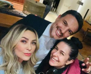 Aracely Arámbula Instagram - Trabajando con mucho AMOR para ustedes aquí les presento a mi marido en La Rebelión de las Esposas aquí Mauricio y Monica 👩‍❤️‍👨❤️ me encanta comenzar el año con este proyecto que me emociona muchísimo!!! 😃 Muy agradecida de volver al set después de un largo tiempo de pandemia en el que  extrañe mucho actuar y hacer televisión para ustedes mi #Arafamilia bella #Feliz de coincidir de nuevo con mi Patrona bella @lavalentan poder abrazarnos de nuevo y filmar para ustedes una historia que deseo de todo corazón les guste tanto como las otras, estoy disfrutando mucho tener esta oportunidad de hacer lo que tanto me gusta ✨🙏🏻✨ y me alegra muchísimo coincidir porque si lo planeamos no se da y que Alegría poder trabajar de nuevo mi adorado @alexdelamadrid me rio tanto contigo gozo las carcajadas !!! 🎊😂 y que lindo después de tanto tiempo de un gran cariño y ahora reunidos aquí con nuestra milletita amada y nuestra Valen que bueno 👌🏻 🙏🏻👏🏻👏🏻👏🏻 amo este comienzo y deseo un 2022 lleno primero que nada de INFINITA SALUD y también deseo que esta serie les guste mucho porque la haremos con todo el corazón dejando parte de nuestra Alma como siempre para llegar hasta ustedes y hasta el corazón de su hogar  muy #agradecida ✨🙏🏻❤️ y siempre mi cariño y AMOR  para ustedes !!! ❤️😘😘😘 #Losamo