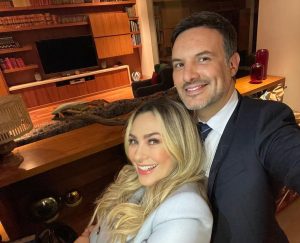 Aracely Arámbula Instagram - Trabajando con mucho AMOR para ustedes aquí les presento a mi marido en La Rebelión de las Esposas aquí Mauricio y Monica 👩‍❤️‍👨❤️ me encanta comenzar el año con este proyecto que me emociona muchísimo!!! 😃 Muy agradecida de volver al set después de un largo tiempo de pandemia en el que  extrañe mucho actuar y hacer televisión para ustedes mi #Arafamilia bella #Feliz de coincidir de nuevo con mi Patrona bella @lavalentan poder abrazarnos de nuevo y filmar para ustedes una historia que deseo de todo corazón les guste tanto como las otras, estoy disfrutando mucho tener esta oportunidad de hacer lo que tanto me gusta ✨🙏🏻✨ y me alegra muchísimo coincidir porque si lo planeamos no se da y que Alegría poder trabajar de nuevo mi adorado @alexdelamadrid me rio tanto contigo gozo las carcajadas !!! 🎊😂 y que lindo después de tanto tiempo de un gran cariño y ahora reunidos aquí con nuestra milletita amada y nuestra Valen que bueno 👌🏻 🙏🏻👏🏻👏🏻👏🏻 amo este comienzo y deseo un 2022 lleno primero que nada de INFINITA SALUD y también deseo que esta serie les guste mucho porque la haremos con todo el corazón dejando parte de nuestra Alma como siempre para llegar hasta ustedes y hasta el corazón de su hogar  muy #agradecida ✨🙏🏻❤️ y siempre mi cariño y AMOR  para ustedes !!! ❤️😘😘😘 #Losamo