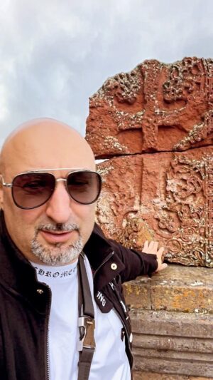 Aram Ananyan Instagram - В 1026 году, по повелению прославленного военачальника Ваграма Пахлавуни, в крепости Амберд, на высоте 2300 метров, сооружается одна из лучших по своему благородному изяществу церквей Армении. Именем полководца народ прозвал ее Ваграмашен. Зодчий воздвиг церковь на суровом утёсе, также сурова и её архитектура, которую оживляет лишь обрамление южной двери, выполненное в крупных формах. Это одна из первых церквей с двухэтажными молельнями по четырем углам. Для облегчения купола, в его разные части были вставлены глиняные кувшины, что придало также особый акустический эффект.