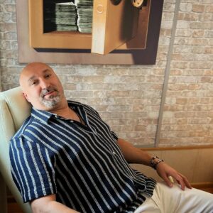 Aram Ananyan Instagram - Человек живет мечтами 🫶🏼

Послушав эту песню, я понял, что мне надо посетить этот храм. И сегодня я уже в Ереване, еду в Церковь Сурб Саркис 🛕
Это армянская викариальная церковь на левом берегу реки Раздан в районе Кентрон в Ереване, Армения. Она была построена в 1842 году. Освящена во имя святого Саркиса ♥️ 

Сурб Саркис - любимый армянский святой, покровитель всех влюбленных 🫶🏼

Мечты не работают, если вы не работаете над ними. Будущее принадлежит тем, кто верит в красоту своей мечты.
