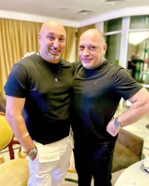 Aram Ananyan Instagram - Что такое дружба?

Дружба – это больше, чем приятная компания или близость интересов.
Дружба – глубокие, искренние отношения, включающие в себя целый комплекс эмоций. Для дружбы характерно глубокое взаимопонимание людей. Это означает возможность общаться друг с другом практически без слов, при помощи жестов и мимики, воспринимать и точно понимать друг друга на основе едва уловимых движений и интонации, понятных только друзьям и не воспринимаемых окружающими. Давние друзья могут заранее предсказывать реакции и поведение в разных жизненных ситуациях, вплоть до определения мыслей, которые друг другу придут в голову в тот или иной момент.

Найти настоящих друзей — это самая большая удача в жизни.

Конфуций говорил … «Дружба заканчивается там, где начинается недоверие». Цените то, что имеете 🖤
И верьте всегда в самое лучшее!!!