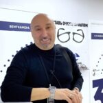 Aram Ananyan Instagram - Видеть этот мир ярким и в высоком разрешении без очков и линз✨ Для @aram_archer в нашей клинике была проведена операция по хирургии катаракты💙 💥Хирургия катаракты - это замена хрусталика глаза. Благодаря собственной эффективности и безопасности, она признана как «золотой» стандарт в микрохирургии. —————————————————————————— Записаться на диагностику можно по телефону: +7 (495) 135-34-10 или просто напишите нам в Директ. 📍Наш адрес: Москва, Стремянный пер., д. 26 #wvclinic #лазернаяКоррекциязрения #офтальмолог #зрение #катаракта