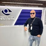 Aram Ananyan Instagram - Я всё таки решился и сделал это… Больше 20 лет носил 👓 очки. Моё зрение было 👁️ - 5 Каждый раз я откладывал, на потом-потом, а оказалось всего 30 минут и езжай домой))) И вот результат…: 120% на оба глаза 💪🏼 как же это круто. Спасибо @wvclinic и @azatgilyazev 🙌🏽 это абсолютно искрений и честный комментарий!!! И теперь могу спокойно рекомендовать своим друзьям 😎 ______________________ Что же мне делали по итогу? Обычная операция, в ходе которой удаляется катаракта и имплантируется интраокулярная линза, занимает всего 30 минут. Преимущественно используется капельная местная анестезия, реже общий наркоз (в моем случае общий, так как я сразу два глаза решил делать). Обычно делают один и через 2-3 дня второй. В глаз пациента закапывают специальные капли, чтобы расширить зрачок. Далее зона вокруг глаз обрабатывается и накрывается специальной стерильной салфеткой. После чего офтальмохирург делает микроскопические проколы для ввода специальных инструментов. Затем под действием ультразвука хрусталик превращают в эмульсию и извлекают, а в его капсулу вводят интраокулярную линзу. И вуаля всё готово 👀 Новый взгляд на новую жизнь!!! Так, что смело решайтесь и не откладывайте, как я «на потом». World Vision Clinic