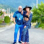 Aram Ananyan Instagram - Совершено случайного на Красной Поляне встретил своего любимого артиста @buzova86 И представляете, я ей напомнил, что послезавтра у неё тур начинается… 😂 4 августа Анапа /Летняя Эстрада/ 5 августа Геленджик /клуб Формула/ 6 августа Сочи /Зеленый театр/. 7 августа Екатеринбург /МТС Live Hall/. Так, что ждём всех, кто отдыхает на курортах Краснодарского края на шоу #вотоная #турбузова2022 Красная Поляна