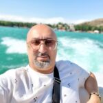 Aram Ananyan Instagram - Работа – это такое место, куда люди ходят отдохнуть и заработать, а там оказывается, ещё и работать надо. С утра хочется поспать подольше, днем поесть вкусно, вечером отдохнуть … 🕺🏽 Работать, блин, вообще некогда) Озеро Севан