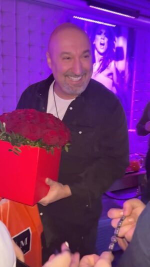 Aram Ananyan Instagram - Я счастлив, потому что у меня есть ВЫ♥️

Каждый человек сам определяет, что для него счастье: для кого-то это семья и друзья, для кого-то здоровье, для кого-то достаток, для большинства - всё это вместе взятое. Но я хочу сказать, что прежде всего, счастье зависит от качества наших мыслей.

Тот, кто по-настоящему счастлив, старается сделать счастливыми других🫶🏼