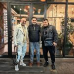 Aram Ananyan Instagram - Подлинное богатство Армении — это его гостеприимный и трудолюбивый народ 🇦🇲 И как бы тебя горячо ни обнимали при встрече, то при прощании всё равно получается горячее😘 Спасибо огромное всем нашим братьям, за тепло, уют, встречи/проводы, застолье и такое 👍🏼 гостеприимство 🙏🏽♥️ Вообще Армяне – народ древний, но ни капельки не изменившийся. Как и тысячи лет назад, они уважительно относятся к родной и чужой культуре, своим и чужим семьям, знакомым и незнакомым старикам и обожают всех малышей на свете. Ну а нам с @umar_archer пора домой, в Москву!!!! 🙌🏽 🛫 Yasaman Yerevan’s Restaurant