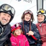 Aram Ananyan Instagram - Семейные покатушки ⛷ Дэвид уже несколько лет катается на доске 🏂 как профи. И пока мы съехали с одной горы, он 5 раз с разных👌🏼 А мы …. 😂 точнее для нас, горные лыжи - это, как танец с горой, причем гора ведет 🎿 В моём случае было, лучше сто раз смазать лыжи, чем один раз склеить ласты😎 Но в целом, начало положено))) Роза Хутор Высота 2320 м