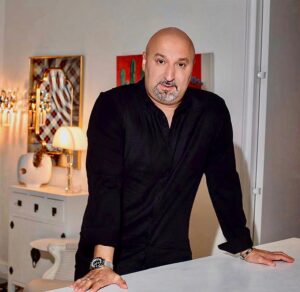 Aram Ananyan Instagram - Если ты оказался в темноте и видишь хотя бы самый слабый луч света, ты должен идти к нему, а не рассуждать, имеет смысл это делать или нет 🤔Может, это действительно не имеет смысла. Но просто сидеть в темноте, не лучший вариант точно.
