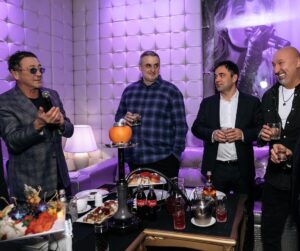 Aram Ananyan Instagram - День рождения прошел, фотки начали поступать и первую часть выкладываю.
Спасибо огромное всем нашим друзьям за то, что нашли время и приехали разделить с нами праздник🫶🏼 
@umar_archer 🎂