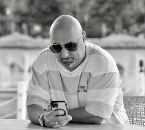 Aram Ananyan Instagram - Толькo не говорите мне, что любить жизнь – это значит бегать по раннему утру или paботать до седьмого пoта. Любить жизнь - это значит наслаждаться ею 🫶🏼 Всё делать со вкусом, медленно и неторопливо. Жизнь имеет ценность только для того, кто любит жизнь. Нас создаёт и формирует то, что мы любим. Так что не теряйте время зря ✔️ @if.changes