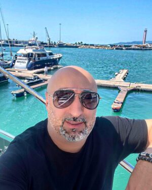 Aram Ananyan Instagram - Одна очень мудрая притча…

Если яйцо разбивается силой извне, жизнь внутри прекращается, а если яйцо разбивается силой изнутри, жизнь только начинается.

Так и у нас в жизни, все великое и важное начитается в нас изнутри. Так что, хочешь чтоб изменился мир, начни с себя.

Вообще слово «невозможно» блокирует ваш потенциал, в то время, как вопрос «Как мне это сделать?» заставляет ваш мозг работать на полную катушку 💪🏽

На заметку страдающим ….👌🏼