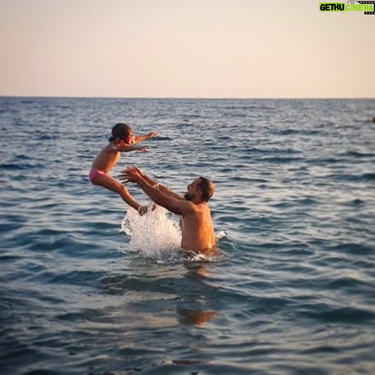 Ararat Keshchyan Instagram - Человеку для счастья нужно не так много. Например этому человеку достаточно воды, маски и чтобы у папы спина не болела. #ЕваАраратовна